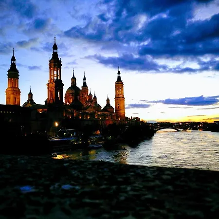 Junto Al Pilar 公寓 *